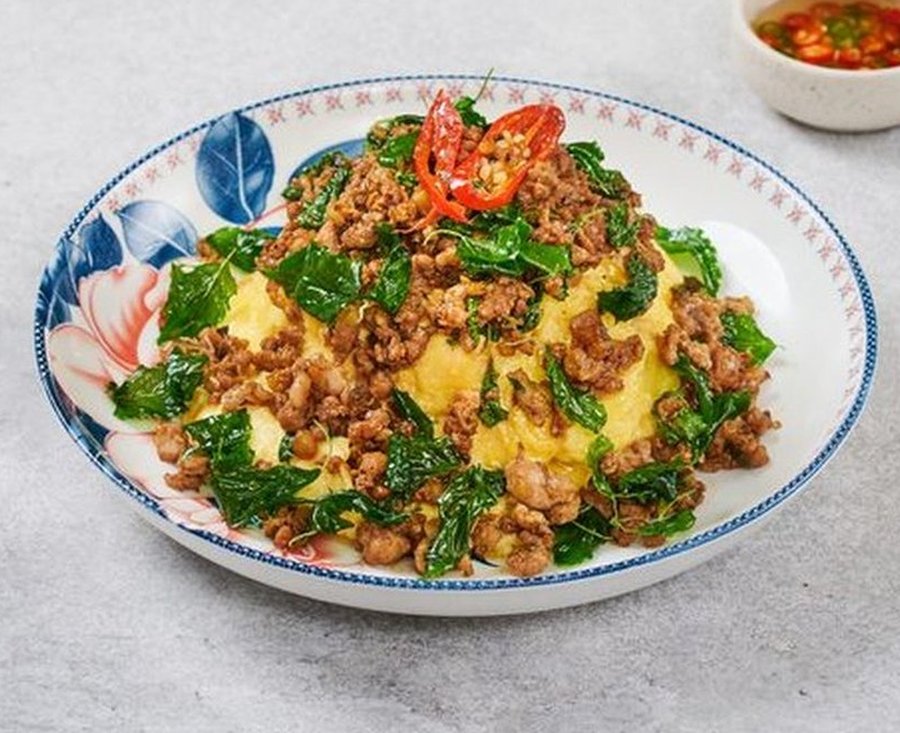 ข้าวกะเพราหมูไข่ข้น